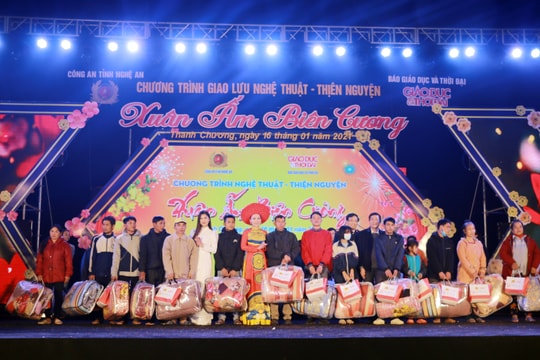 Ấm áp chương trình 'Xuân ấm biên cương' với bà con tái định cư Thanh Chương