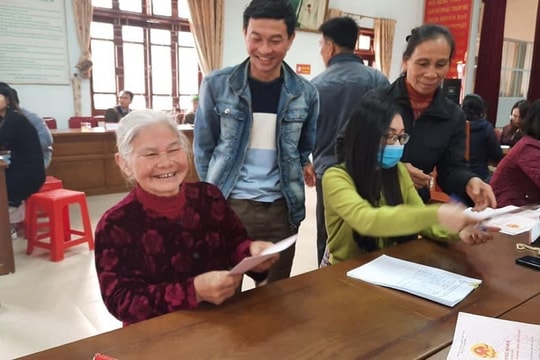 'Ngày thứ Bảy vì dân' hỗ trợ hàng trăm gia đình ở thành phố Vinh gia hạn quyền sử dụng đất