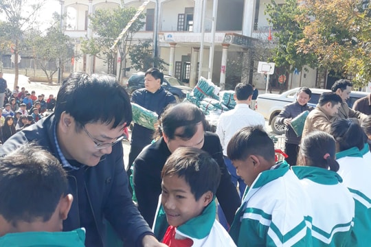 Sở Giao thông Vận tải Nghệ An tặng quà học sinh xã Keng Đu, huyện Kỳ Sơn