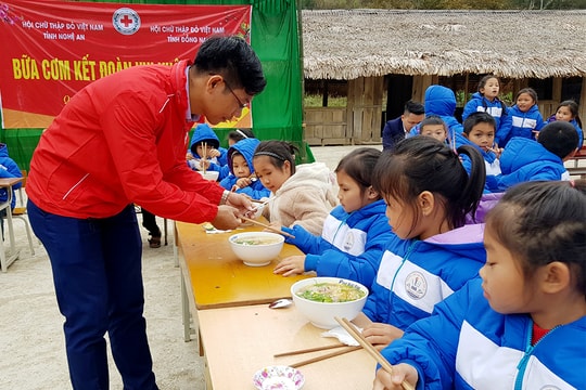 Trao quà tết ấm biên cương tại Quế Phong