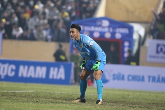 Lần đầu của cựu thủ môn SLNA Hồ Văn Tú
