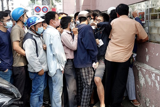 CĐV chen chân mua vé trận Sài Gòn - HAGL