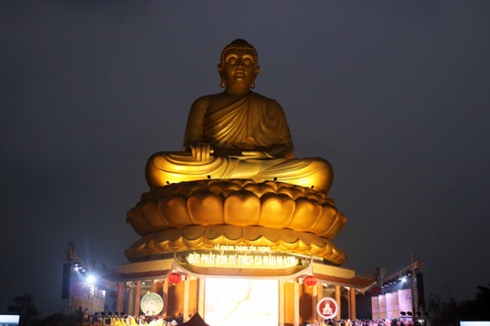 Chiêm ngưỡng đại tượng Phật Thích Ca Mâu Ni cao 42m ở Nghệ An