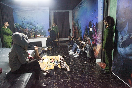 Bắt quả tang 20 thanh niên 'bay lắc' trong nhà nghỉ