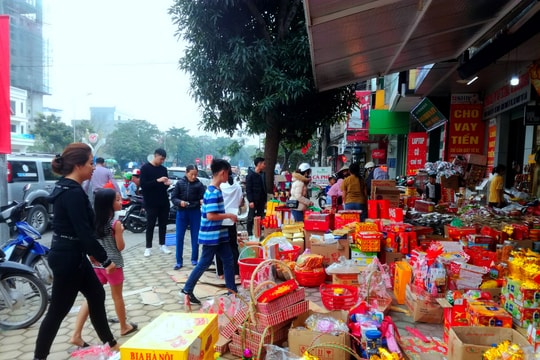 Tràn lan lấn chiếm vỉa hè tại TP. Vinh dịp cuối năm 