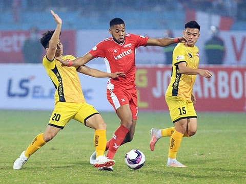 HLV Trương Việt Hoàng cho rằng Viettel thua do vắng thủ lĩnh; Thêm một HLV chê mặt sân ở V.League tệ
