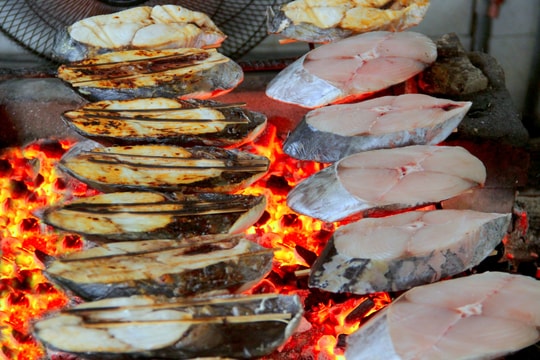 Đặc sản cá thu nướng xứ Nghệ vào vụ Tết