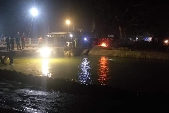 Lấy dép bị rơi xuống sông cho chị, bé trai 9 tuổi đuối nước thương tâm