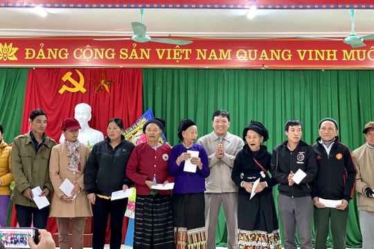 Ban Nội chính Tỉnh ủy tặng quà Tết cho người nghèo ở Quỳ Châu