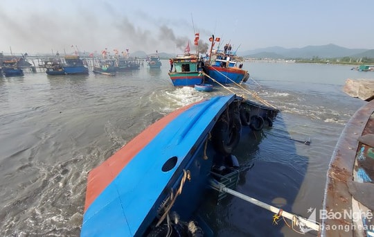 Tàu vỏ sắt chở hơn 5.000 lít dầu bị lật úp trên vùng biển Nghệ An