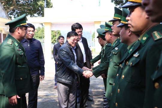 Đồng chí Nguyễn Văn Thông tặng quà, chúc Tết Đồn Biên phòng, gia đình chính sách ở Con Cuông