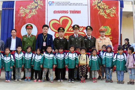 Công an tỉnh tặng quà người nghèo và học sinh nhân dịp tết Nguyên đán