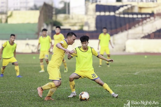 Tiền vệ U21 SLNA khoác áo CLB Phù Đổng