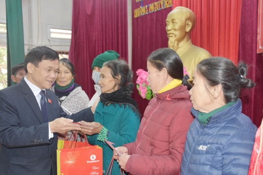 Đoàn đại biểu Quốc hội tỉnh thăm, tặng quà Tết cho hàng trăm hộ nghèo