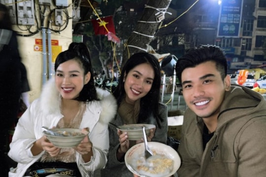 Đi ăn vỉa hè, Hoa hậu Đỗ Thị Hà và Á hậu Phương Anh giản dị vẫn xinh đẹp rạng rỡ
