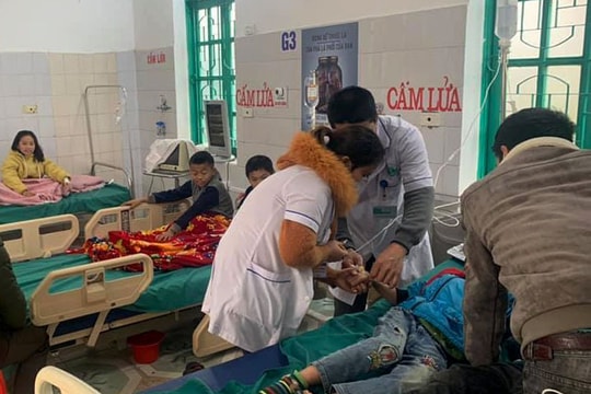 7 học sinh tiểu học nhập viện cấp cứu sau khi ăn bánh mì ở cổng trường 