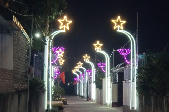 Nghệ An: Cây nêu bằng sắt 'hút' khách dịp Tết