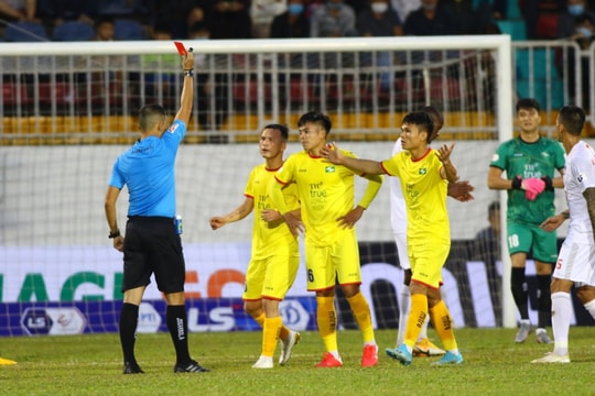 Chơi thiếu người, SLNA thua ngược HAGL tại Pleiku