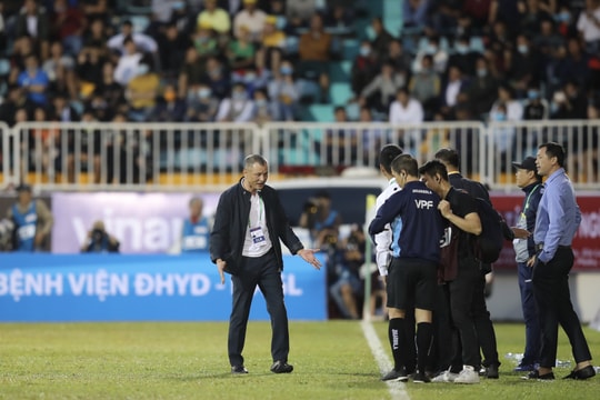 HLV Kiatisuk thừa nhận HAGL thắng may SLNA, HLV Quang Trường phàn nàn trọng tài