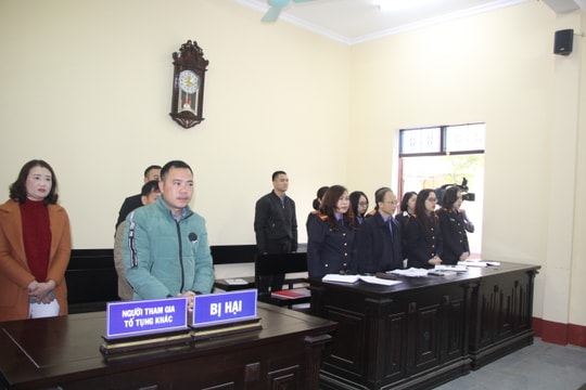 Đi ăn tiệc trộm luôn điện thoại của bạn để cắm