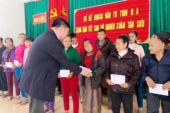 Sở Kế hoạch và Đầu tư Nghệ An tặng quà Tết cho gia đình chính sách và hộ nghèo