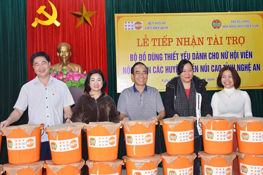 Tiếp nhận hơn 1.400 bộ đồ dùng thiết yếu dành cho nữ hội viên nông dân miền núi