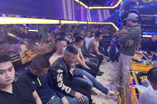 Nghệ An: Bắt quả tang 30 đối tượng mở 'tiệc ma túy' ở quán karaoke