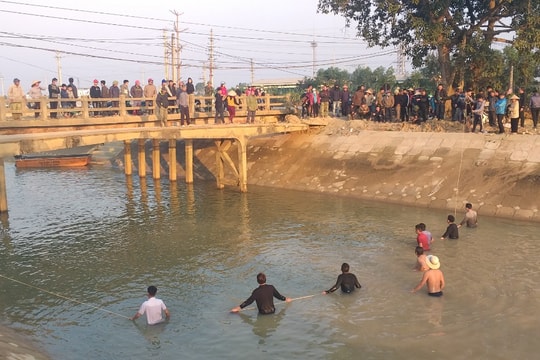 Chuyên gia, nhà quản lý đề xuất phương án lắp hệ thống cứu sinh dọc sông Đào Nghệ An 