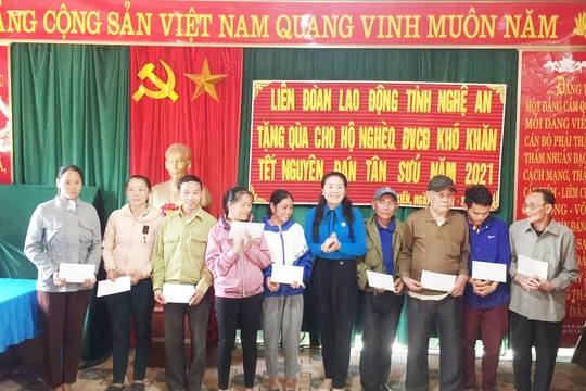 LĐLĐ tỉnh thăm, tặng quà các hộ nghèo xã Lưu Kiền (Tương Dương)