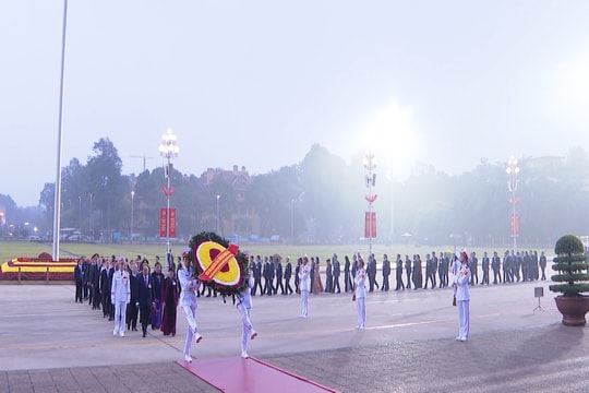 Các đại biểu dự Đại hội XIII vào Lăng viếng Chủ tịch Hồ Chí Minh