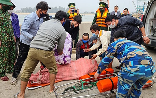 Đang khai thác hải sản, tàu cá Nghệ An bị tàu vận tải đâm chìm