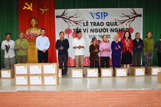 Hoạt động tặng quà Tết cho người nghèo ở các địa phương