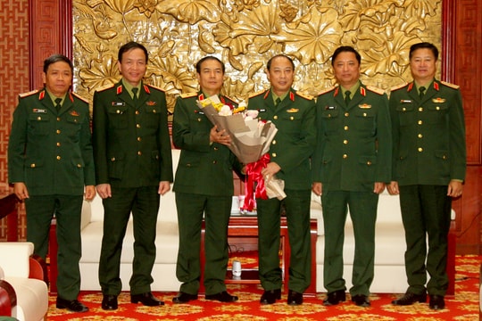 Trao quyết định bổ nhiệm Phó Tư lệnh Quân khu 4