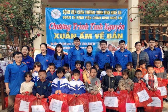 Bệnh viện Chấn thương chỉnh hình Nghệ An khám bệnh miễn phí, trao quà cho hộ nghèo ở Kỳ Sơn