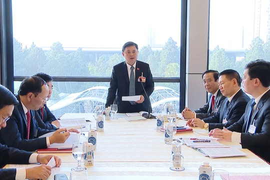 Đoàn đại biểu Nghệ An thảo luận các báo cáo trình Đại hội XIII của Đảng