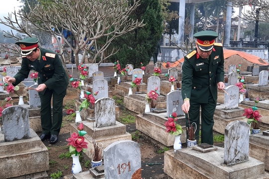 Bộ Tư lệnh Quân khu 4 dâng hương tại Nghĩa trang liệt sĩ quốc tế  Việt - Lào