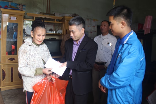 Tòa án nhân dân tỉnh tặng quà Tết người nghèo tại Anh Sơn