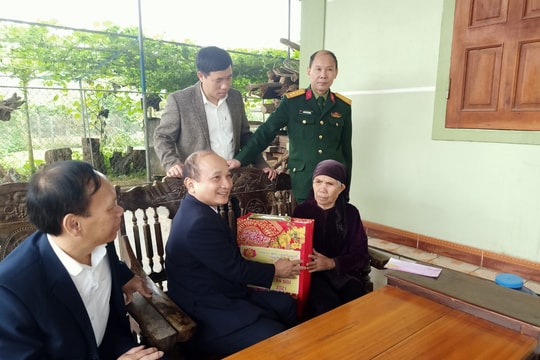 Đoàn đại biểu Quốc hội tỉnh thăm, tặng quà Tết tại Quỳ Hợp