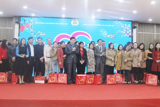Liên đoàn Lao động tỉnh tặng quà Tết sum vầy ở Thị xã Cửa Lò