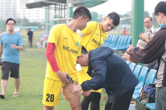 Phan Văn Đức băng đùi trong buổi tập đầu tiên của SLNA tại Sài Gòn