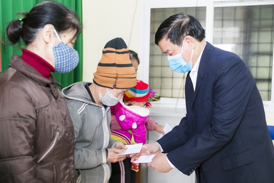 Sở Giáo dục và Đào tạo và Sacombank tặng quà Tết cho các hộ nghèo 