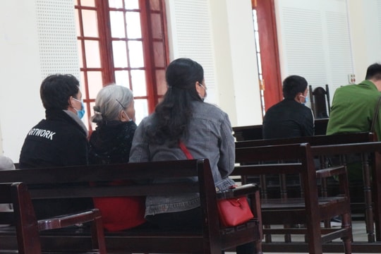 Mẹ già 81 tuổi khó nhọc đến tòa để 'đoàn tụ' cùng con gái lầm lỡ