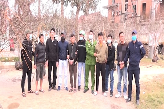 Bắt giữ nhóm bảo kê hoa Tết, ép tiểu thương nộp tiền 