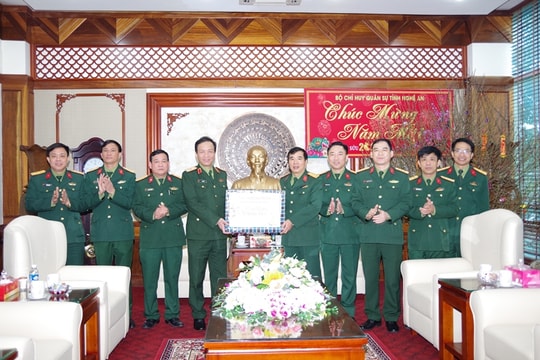 Bộ Tư lệnh Quân khu 4 thăm, chúc Tết cán bộ, chiến sỹ Bộ CHQS Nghệ An