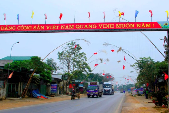 Rực rỡ cờ hoa, đèn lồng đón Tết ở miền Tây xứ Nghệ