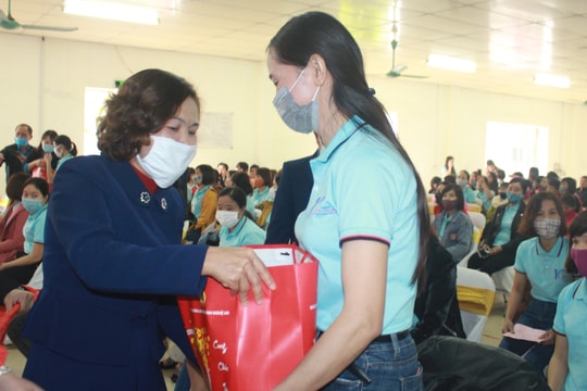 Ấm áp 'Tết sum vầy' cho đoàn viên công đoàn, người lao động