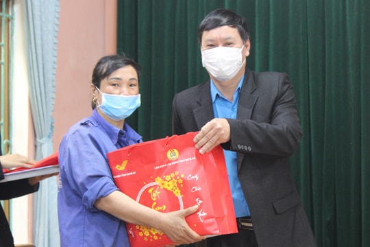 Liên đoàn lao động tỉnh trao quà 'Tết Sum vầy' 2021 cho công nhân lao động ngành Xây dựng