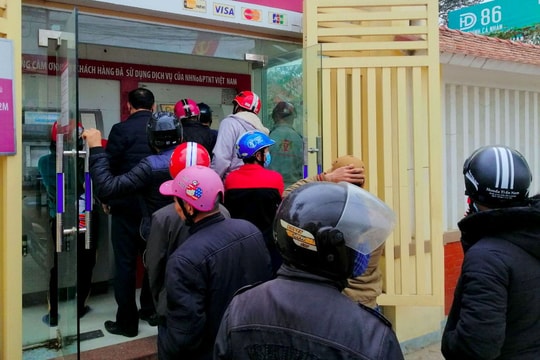 Người dân chen chúc rút tiền tại ATM ngày cận Tết