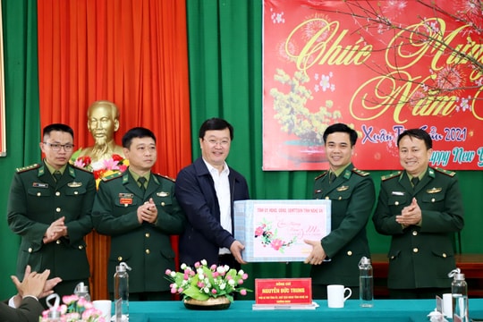 Chủ tịch UBND tỉnh Nguyễn Đức Trung thăm, chúc Tết cán bộ, chiến sỹ, người dân huyện Kỳ Sơn
