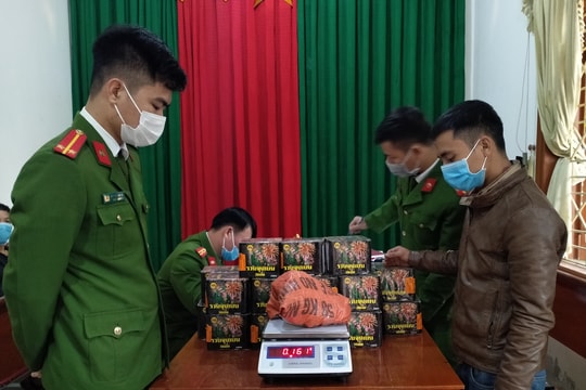 Truy bắt đối tượng bỏ chạy khi bị kiểm tra vận chuyển pháo trái phép